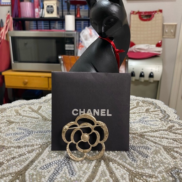 Chanel Brooch Camellia  Pearl Rhinestone Gold - Picture 3 of 17